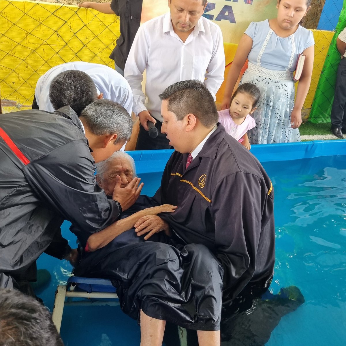 JoseUrciaCarlos's tweet photo. (UTCUBAMBA) 
Fermina Helera Rocío a sus 101 años decidió está mañana entregar su vida a Dios y así estar preparada para su segunda venida. #SemanaDeLaEsperanza #DMUtcubambaC https://t.co/tSrc7C9VpH