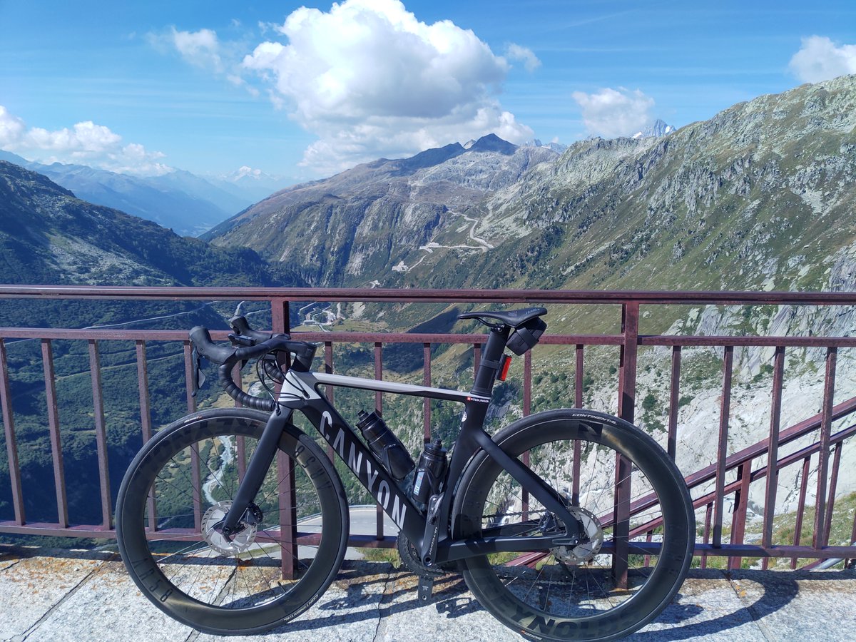 lexruee's tweet photo. Of course one Canyon Aeroad road bike is great. But two are even better! 🥰 You always need a backup road bike! Just in case one bike needs maintenance😅!
#mycanyon #cycling #cyclinglife #Switzerland #grimsel #furka #susten https://t.co/qGaYKkhCLf