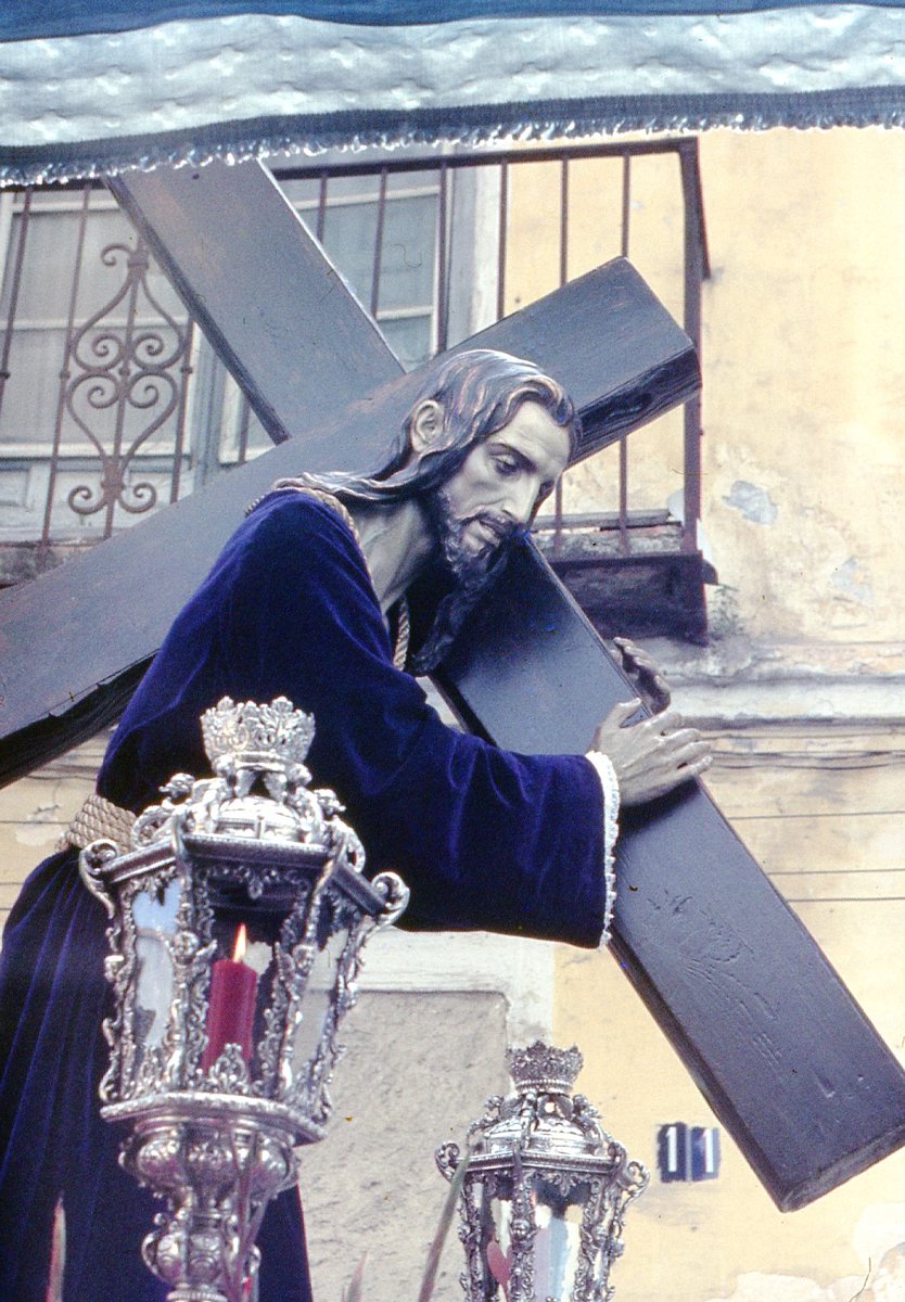 jcderojas14's tweet photo. El Dulce Nombre de Jesús Nazareno del Paso cruza ante las casas de puertas tapiadas en espera de su pronta demolición. https://t.co/swdlCKQscp