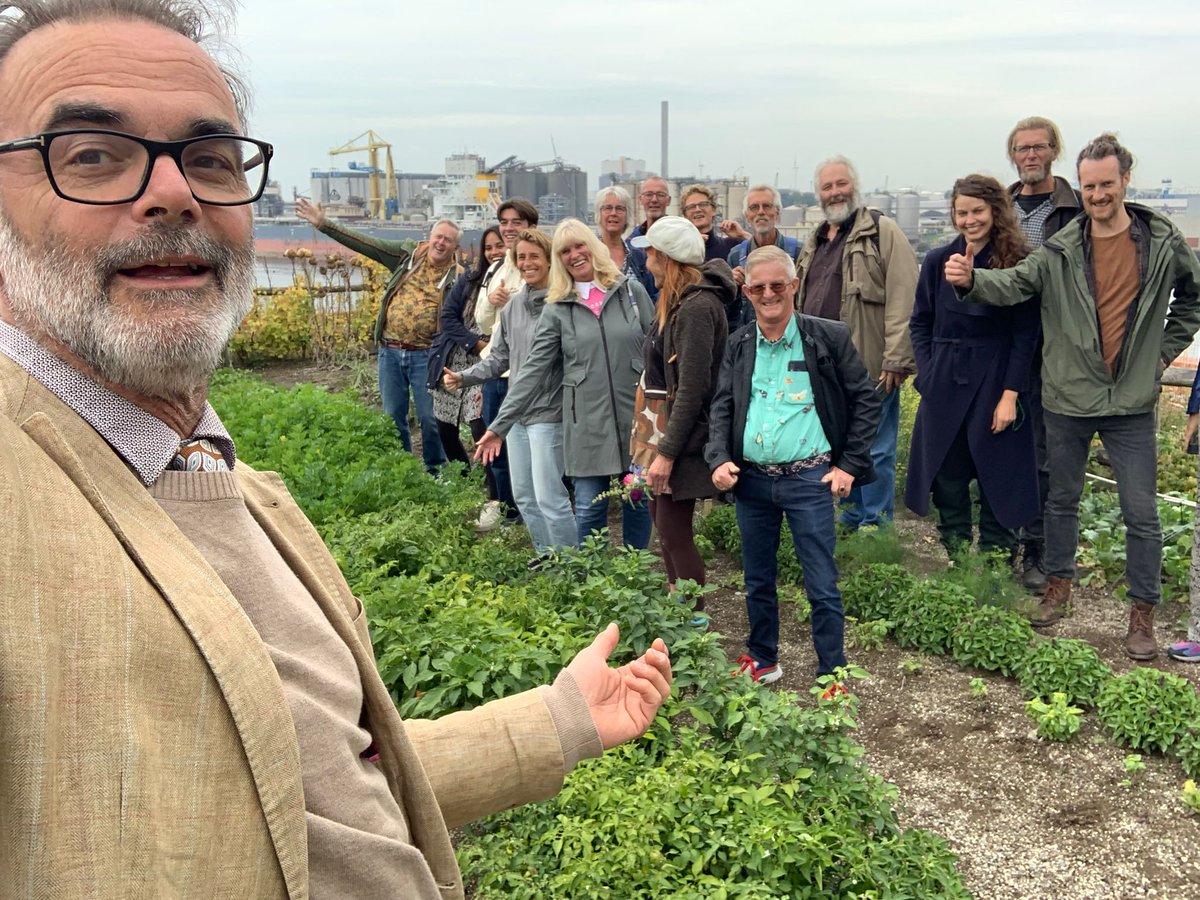 EmilevanRinsum's tweet photo. Gisteren met (bijna) alle Rotterdamse #rooftopfarmers van de @d_akkers en RMC-ers op stap in #Amsterdam π. Op bezoek bij onze collega's van de #dakmoestuin Danzigerkade en in Buiksloterham, de circulaire proefwijk ... en natuurlijk eten in @DeCeuvel π! Ihkv #10jaardakakker ... https://t.co/YQUifVzvL9