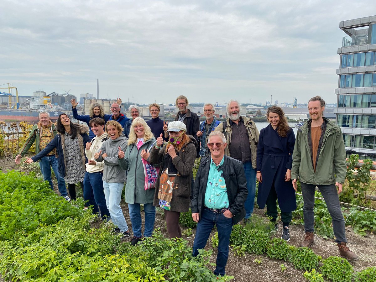 EmilevanRinsum's tweet photo. Gisteren met (bijna) alle Rotterdamse #rooftopfarmers van de @d_akkers en RMC-ers op stap in #Amsterdam π. Op bezoek bij onze collega's van de #dakmoestuin Danzigerkade en in Buiksloterham, de circulaire proefwijk ... en natuurlijk eten in @DeCeuvel π! Ihkv #10jaardakakker ... https://t.co/YQUifVzvL9