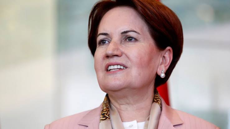 Sn @meral_aksener: “Bu seçim ya Süleymaniye’nin yıkılması ya da muhafaza edilmesi anlamına gelecektir. Biz Süleymaniye’nin yıkılmasına müsaade etmeyeceğiz. Bu ülkeyi; iki kürek, iki kazma, iki ırgat eliyle bu hale getirenlerin, yarın bunu devam ettirmelerine müsaade etmeyeceğiz.”