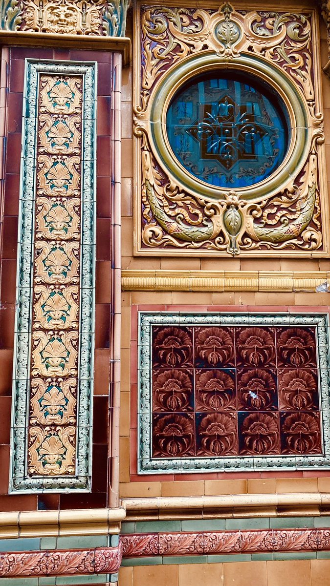 nlangedijk's tweet photo. Exterior (detail) of The Crown Bar, Belfast - dating back to 1826.
@IrisArianne #belfast #antrim #contaeaontroma https://t.co/nMgSIY69t3