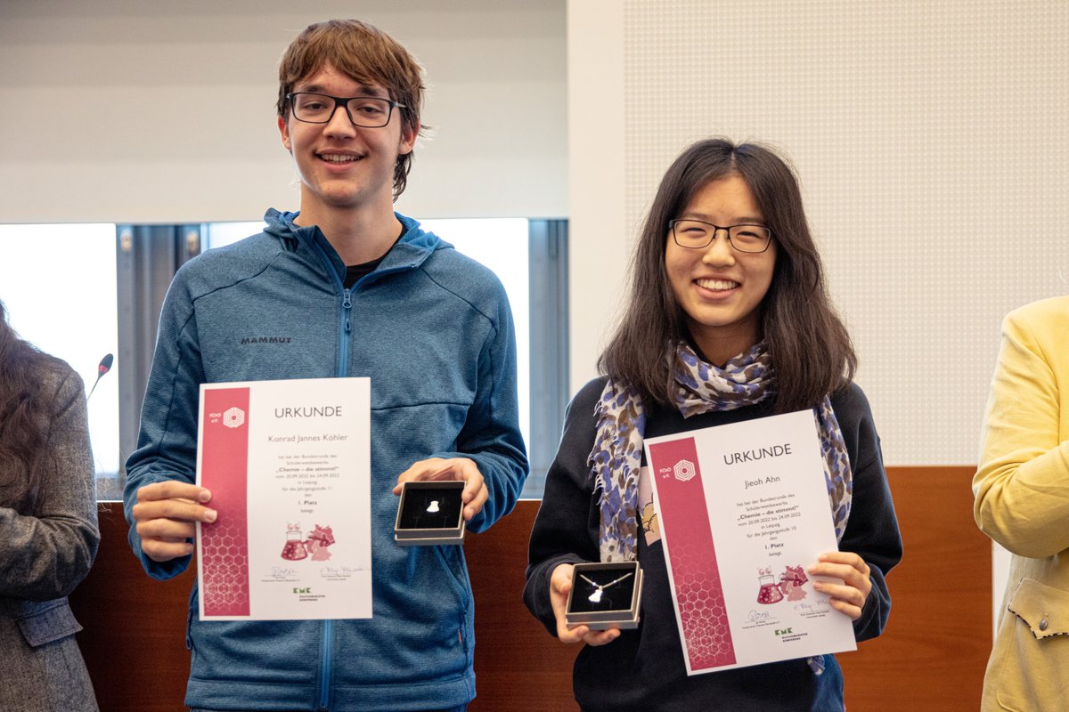 ChemStimmt's tweet photo. Sachsen holt beide Titel. Die Bundessieger kommen aus @stadt_dresden und @StadtLeipzig. In der 10. Klasse gewann die Favoritin Jieoh Ahn vom Martin-Andersen-Nexö-Gym. DD und in der 11. Klasse Titelverteidiger Jannes Köhler vom Wilhelm-Ostwald-Gym. L. @Bildung_Sachsen #twlz https://t.co/SSMcoaVGcu