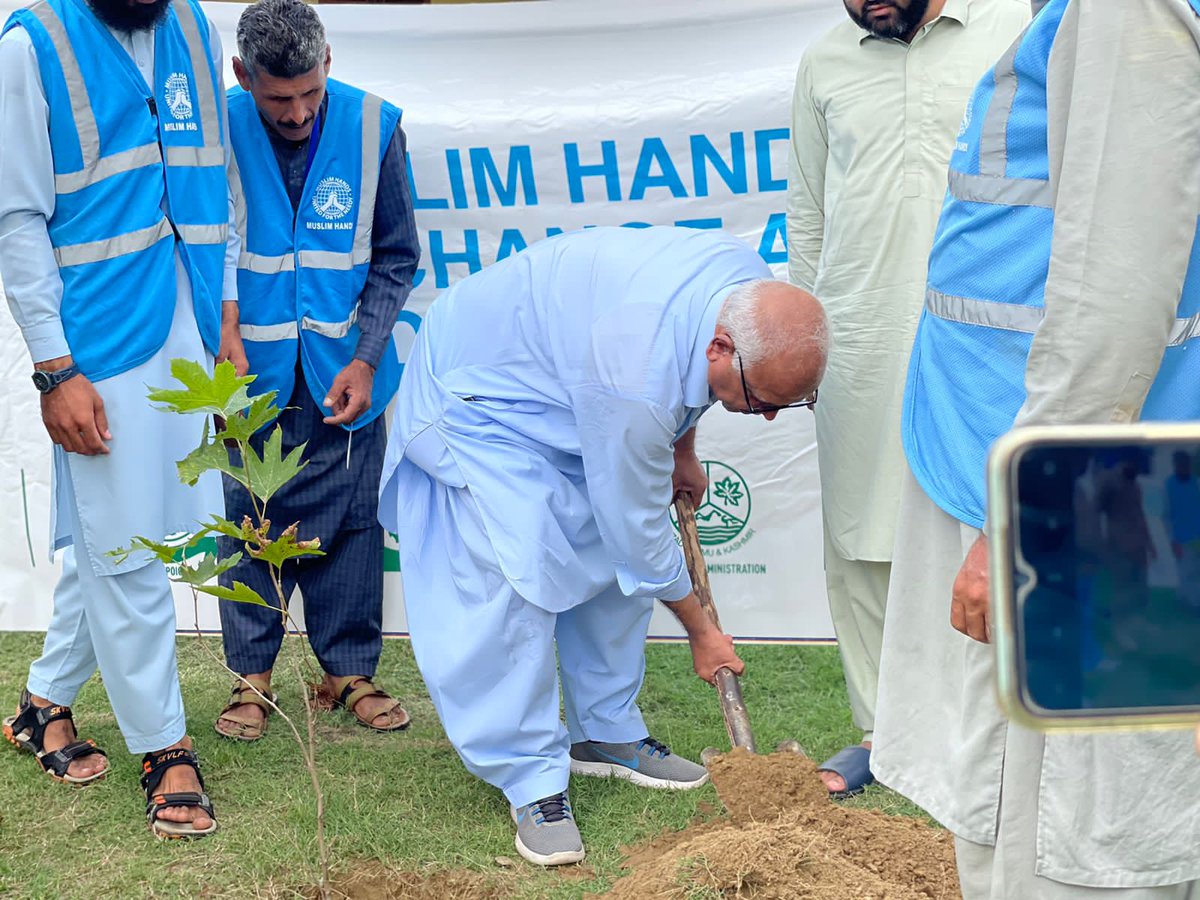 MuslimHandsMRP's tweet photo. Muslim Hands, in collaboration with the Pakistan Army and the local community of the LoC-based village of Patni, planted fruit trees to demonstrate their commitment to climate action.
#MuslimHands #SDG13 #sdg13climateaction #ClimateEmergency #climateaction #pakarm https://t.co/5yp6LaFnlR