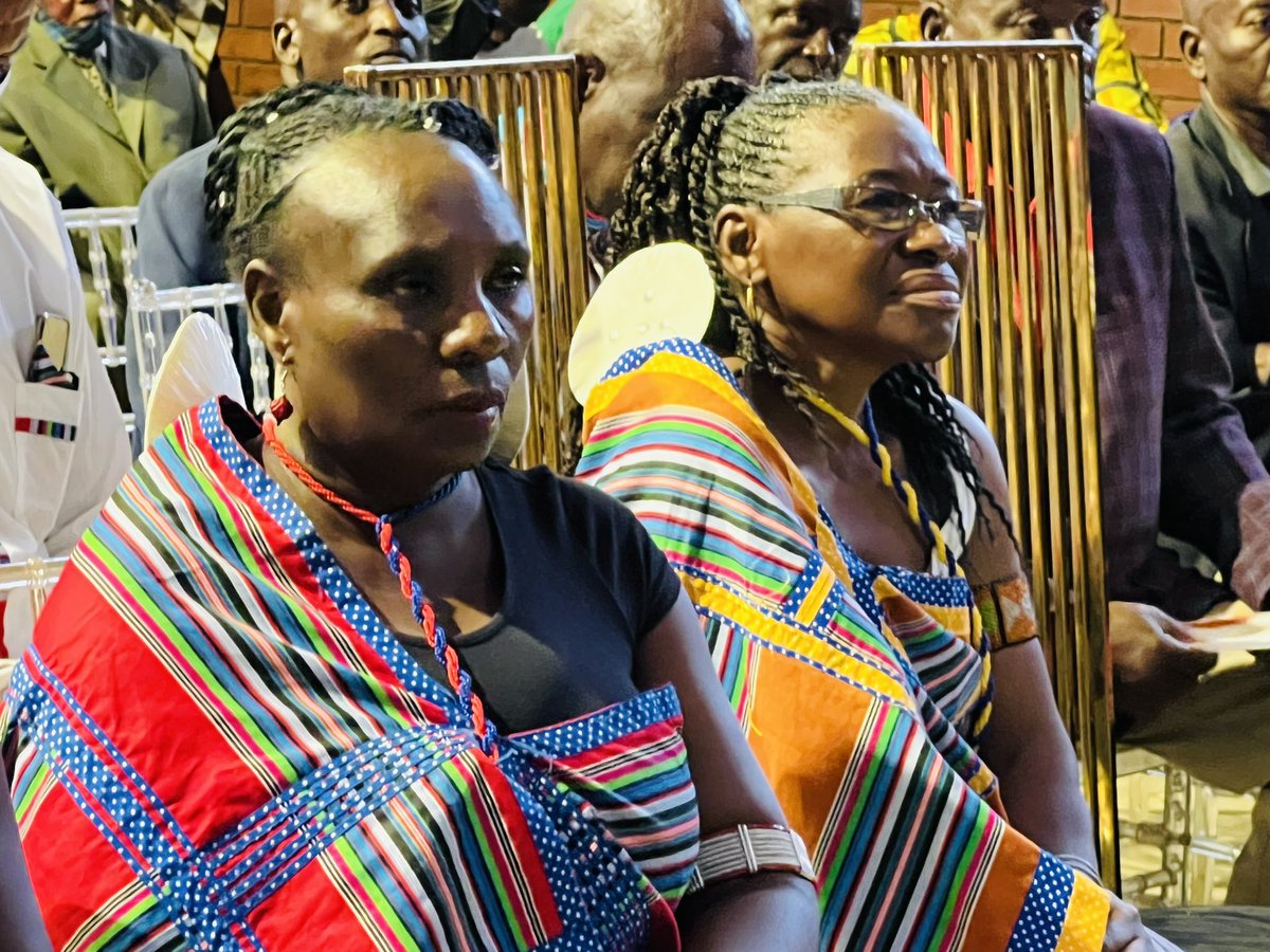 Nndoweni's tweet photo. Dignitaries blessed the occasion. Thovhele Gole Mphaphuli and the Mayor of Thulamela Athongozwidivha Rambuda. #indoni #culture #heritageday2022 @DSACLIMPOPO @SportArtsCultur https://t.co/1DF7zAu4N2