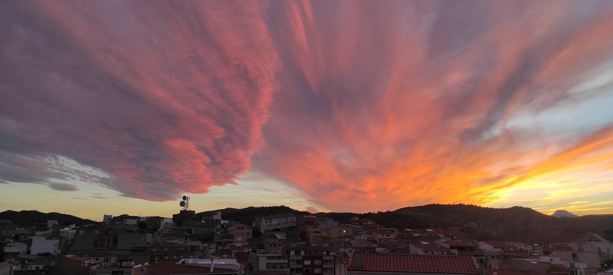 Atardecer en #elchedelasierra. <a href="/ELTIEMPO/">EL TIEMPO</a> <a href="/TiempoAlbacete/">ElTiempoEnAlbacete</a> <a href="/ElTiempo_tve/">El Tiempo en TVE</a>
