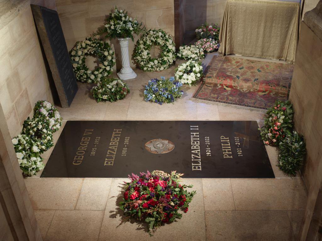 Coronation2023's tweet photo. The stone marking the grave of Queen Elizabeth II is now in place. King George VI, Queen Elizabeth the Queen Mother and Prince Philip are also commemorated on the stone which rests above all their tombs. https://t.co/FFAO4fyMvX