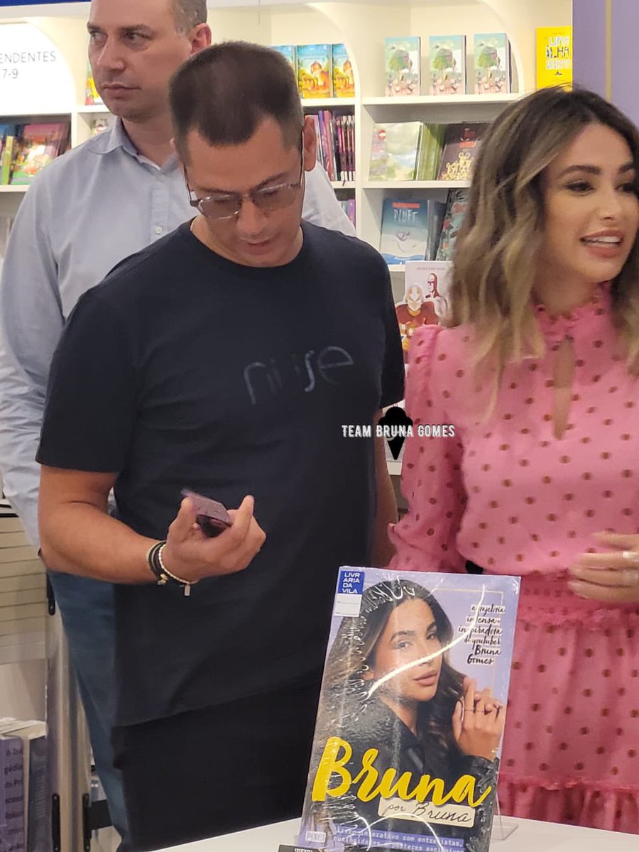 Bernardo conferindo o marcador de livro da Bru! #brunardo