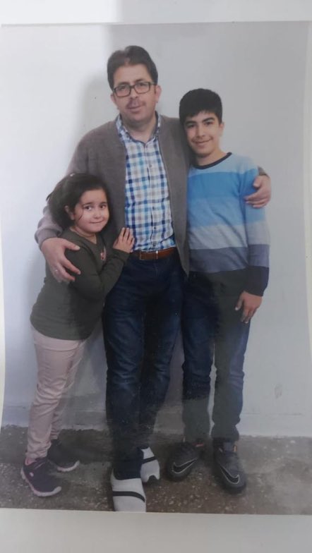 TutsakBebekler's tweet photo. ANKARA

Kevser Sinan, Ekim 2019 da çocukları Ali(16) ve Seher’i (11) okuldan almaya gittiğinde çocuklarının gözleri önünde tutuklandı!

Zaten yıllardır babaları da tutuklu çocuklar hem annesiz hem babasız kaldı. Cezanın büyüğünü çekiyor!
@av_ebrugunay 
EnesGacar 672GündürHapiste https://t.co/BHJgBjsuDw