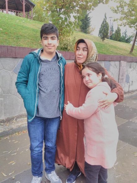 TutsakBebekler's tweet photo. ANKARA

Kevser Sinan, Ekim 2019 da çocukları Ali(16) ve Seher’i (11) okuldan almaya gittiğinde çocuklarının gözleri önünde tutuklandı!

Zaten yıllardır babaları da tutuklu çocuklar hem annesiz hem babasız kaldı. Cezanın büyüğünü çekiyor!
@av_ebrugunay 
EnesGacar 672GündürHapiste https://t.co/BHJgBjsuDw