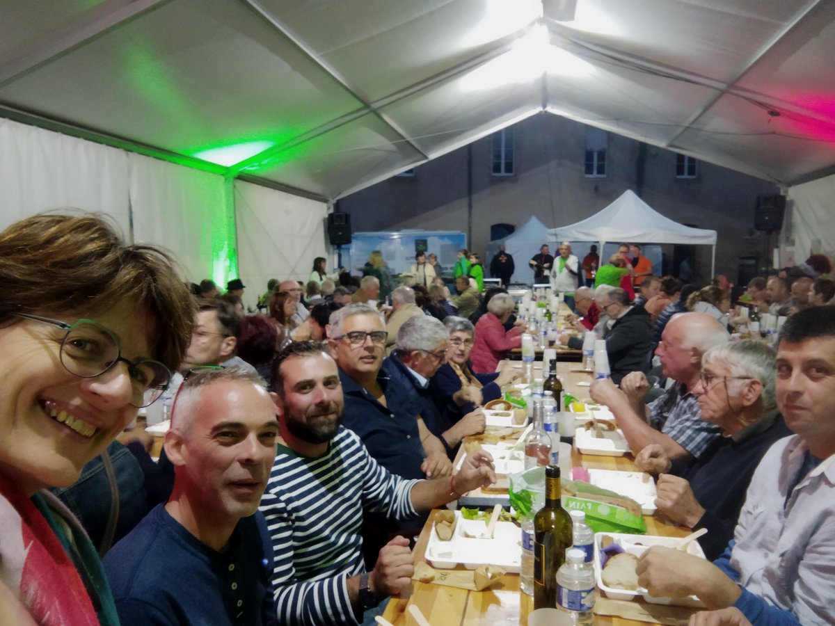 MoulyFlorence's tweet photo. A @VilledeSarlat ce soir, une #EquipeFormidable et joyeuse profite de la belle ambiance de la soirée festive à #Perimeuh.
Des produits locaux issus de ce beau terroir et des bandas... đ Et un peu d'eau pour accompagner đ !
@Veolia_FR https://t.co/lu3qSKmaxK