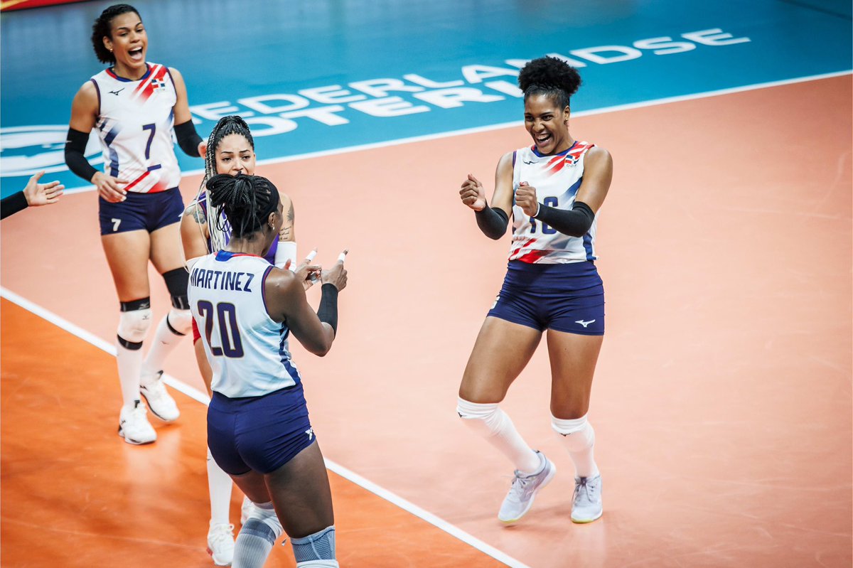 COLIMDO's tweet photo. 🏐VICTORIA🇩🇴

#LasReinasDelCaribe 🇩🇴 vencen en tres sets (25-19; 25-12 y 25-15) a Corea del Sur 🇰🇷 en el inicio de la Copa Mundial de Voleibol femenino en Países Bajos 🇳🇱.

Nuestro siguiente encuentro es el martes 27 contra Croacia 🇭🇷 a las 11:30 am (hora🇩🇴).

📸 @volleyballworld https://t.co/eXkqW4E3UP