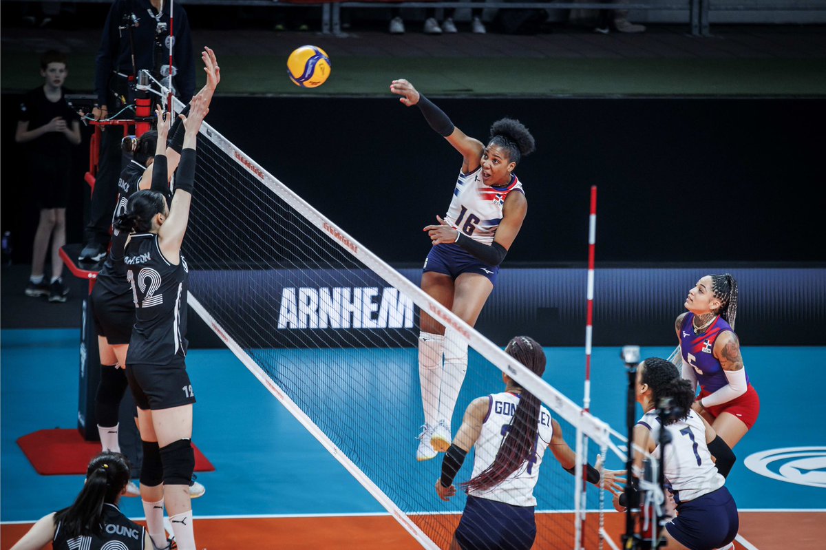 COLIMDO's tweet photo. 🏐VICTORIA🇩🇴

#LasReinasDelCaribe 🇩🇴 vencen en tres sets (25-19; 25-12 y 25-15) a Corea del Sur 🇰🇷 en el inicio de la Copa Mundial de Voleibol femenino en Países Bajos 🇳🇱.

Nuestro siguiente encuentro es el martes 27 contra Croacia 🇭🇷 a las 11:30 am (hora🇩🇴).

📸 @volleyballworld https://t.co/eXkqW4E3UP