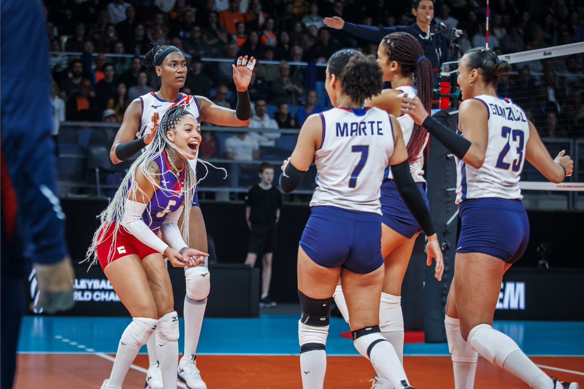 COLIMDO's tweet photo. 🏐VICTORIA🇩🇴

#LasReinasDelCaribe 🇩🇴 vencen en tres sets (25-19; 25-12 y 25-15) a Corea del Sur 🇰🇷 en el inicio de la Copa Mundial de Voleibol femenino en Países Bajos 🇳🇱.

Nuestro siguiente encuentro es el martes 27 contra Croacia 🇭🇷 a las 11:30 am (hora🇩🇴).

📸 @volleyballworld https://t.co/eXkqW4E3UP