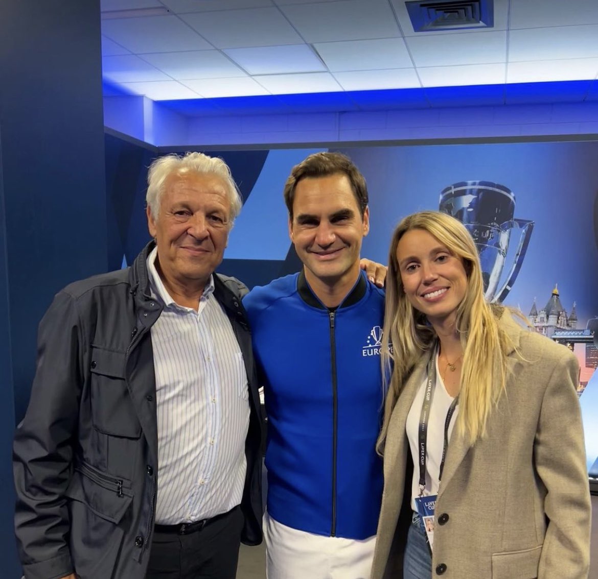 Tiempodetenis1's tweet photo. Roger con el papá y la hermana de Rafa.

Son una familia 😍 https://t.co/rQitKkDiUQ