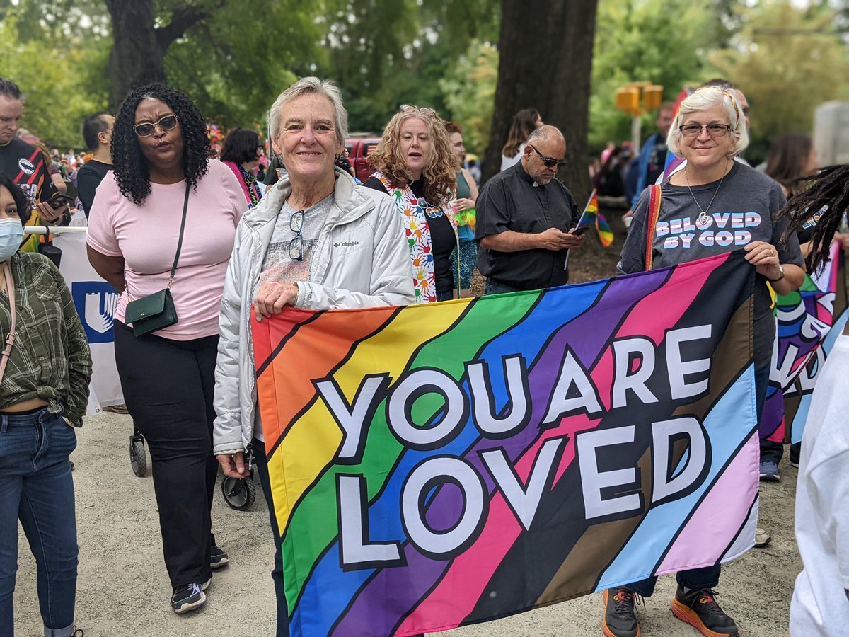 kateradNC's tweet photo. More pics from #durhampride today! ❤️💛💚💙💜🙏🏽

w/ @rlcalla @bmdougan1 @chfepiscopal #parade #communitypride https://t.co/gp317OPJJT