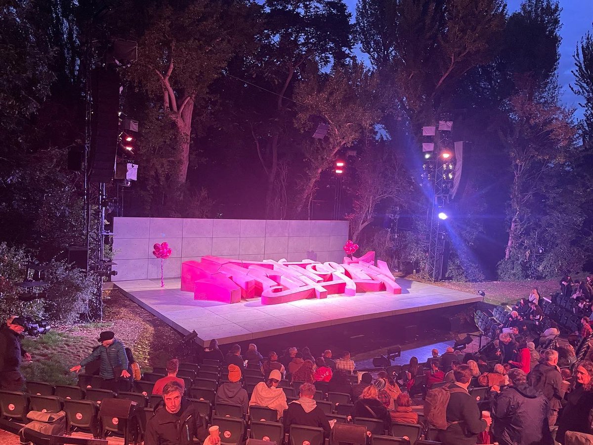 ffyonadawber's tweet photo. Wrapped up warm for Antigone on last night of open air theatre @OpenAirTheatre https://t.co/AAViYAv2S2