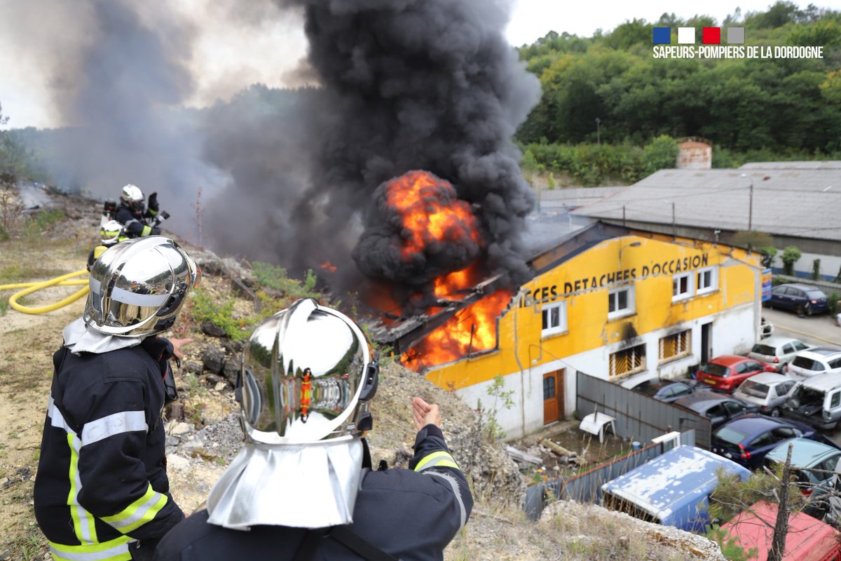 23-09, feu dans une casse auto à Marsac s/Isle. 80 SP engagés, 1200m2 partis en fumée + 1Ha de forêt, 1 maison sauvée, 1 bâtiment mitoyen endommagé. Nombreuses lances à mousse établies. Employés examinées par les secours sur place. 8 personnes au chômage technique.
📷 j.Couderc