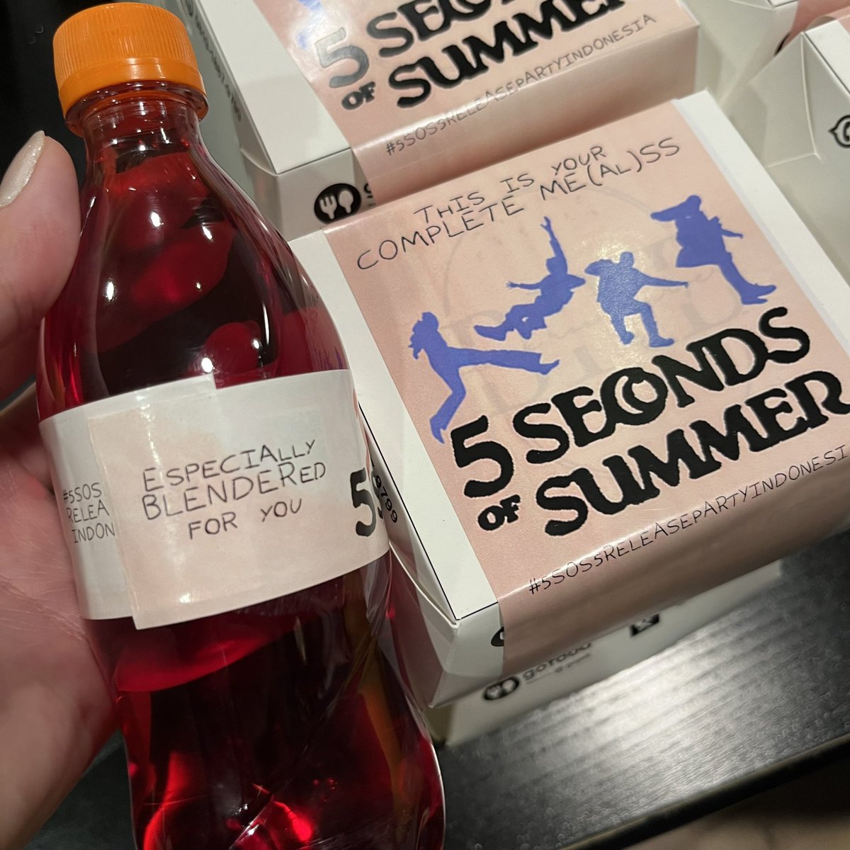 5SOSUpdatingWW_'s tweet photo. There was a #5SOS5ReleasePartyIndonesia here are some pictures! Doesn’t this look amazing? @ID5SOSFAMS (1) https://t.co/GPuU9ZXM5o