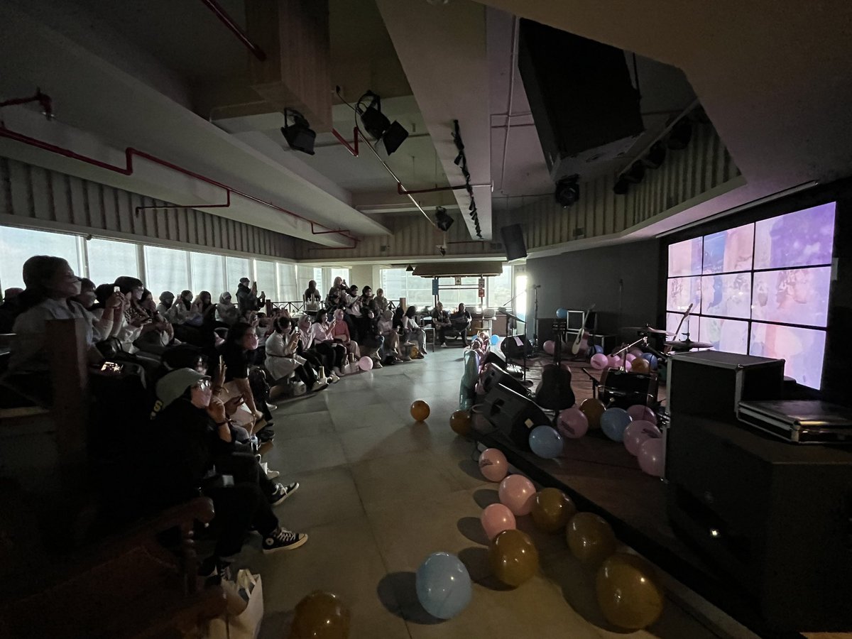 5SOSUpdatingWW_'s tweet photo. There was a #5SOS5ReleasePartyIndonesia here are some pictures! Doesn’t this look amazing? @ID5SOSFAMS (1) https://t.co/GPuU9ZXM5o