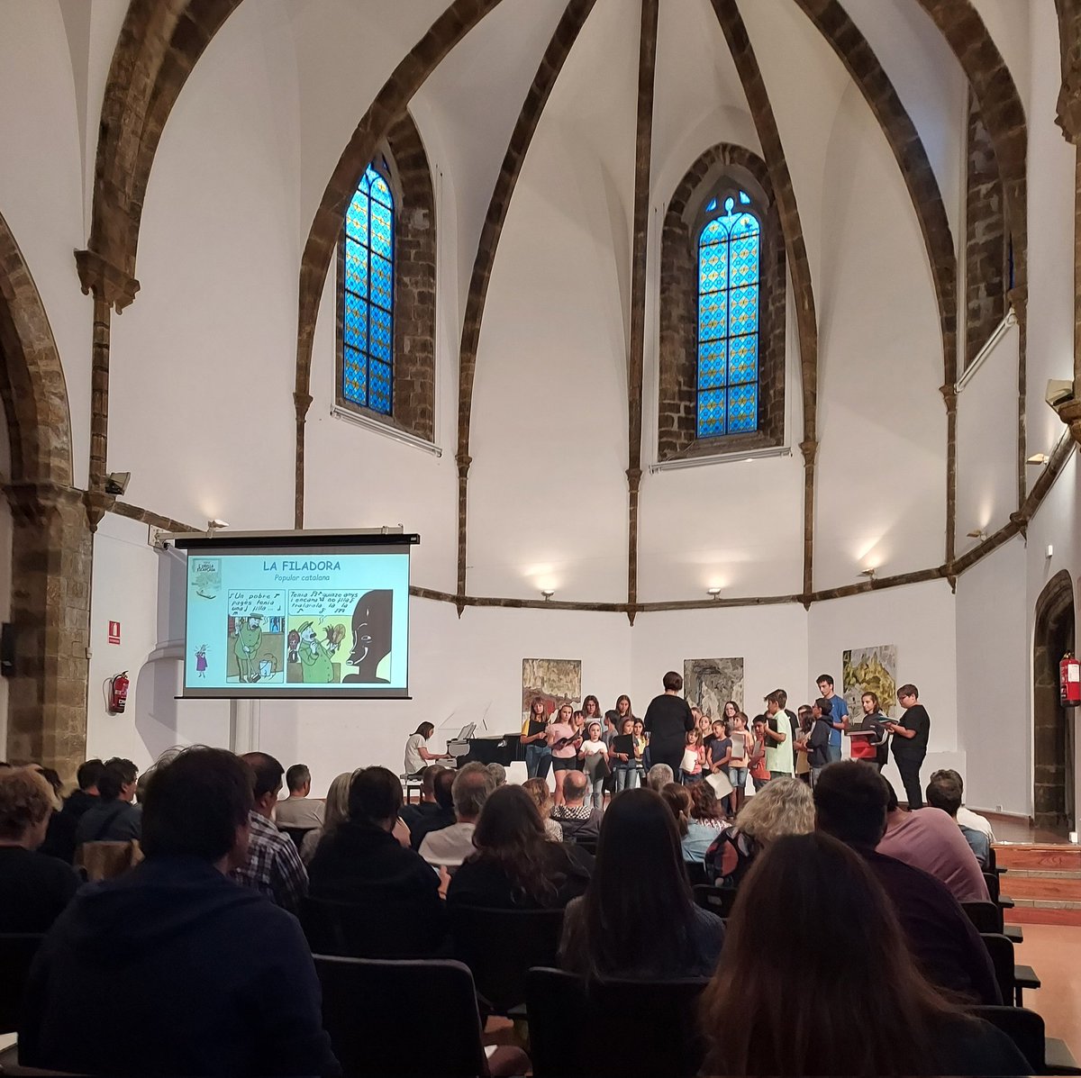 La Trobada Tintinaire ens fa gaudir a la Seu d'aquest magnífic concert de l'Escola de Música de les cançons tintinaires. Sou totes i tots uns cracks 👏🏼👏🏼 I demà ens espera el gruix d'activitats al Parc del Cadí. No us ho perdeu 💪🏼