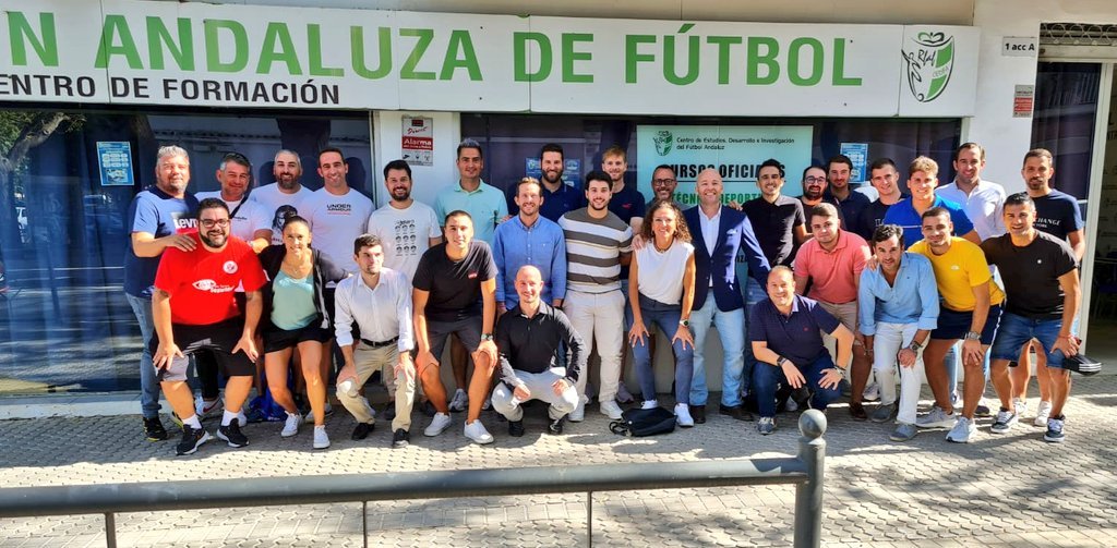 cedifa's tweet photo. DISFRUTAR APRENDIENDO| @RFAF
😁Jornada de interacción y conocimiento grupal sobre las claves de un cuerpo técnico, #ScoutingDeportivo y reparto de roles
💥#DySD
🍀" La persona es la clave" Profesor @JesusBotelloAD de @RealBetis
⚽️ Análisis en alto rendimiento
#ClaseTOP https://t.co/83msPo7QkZ