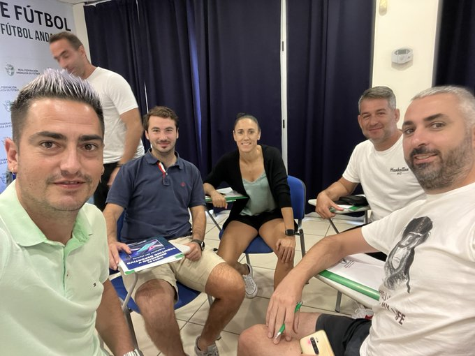 cedifa's tweet photo. DISFRUTAR APRENDIENDO| @RFAF
😁Jornada de interacción y conocimiento grupal sobre las claves de un cuerpo técnico, #ScoutingDeportivo y reparto de roles
💥#DySD
🍀" La persona es la clave" Profesor @JesusBotelloAD de @RealBetis
⚽️ Análisis en alto rendimiento
#ClaseTOP https://t.co/83msPo7QkZ