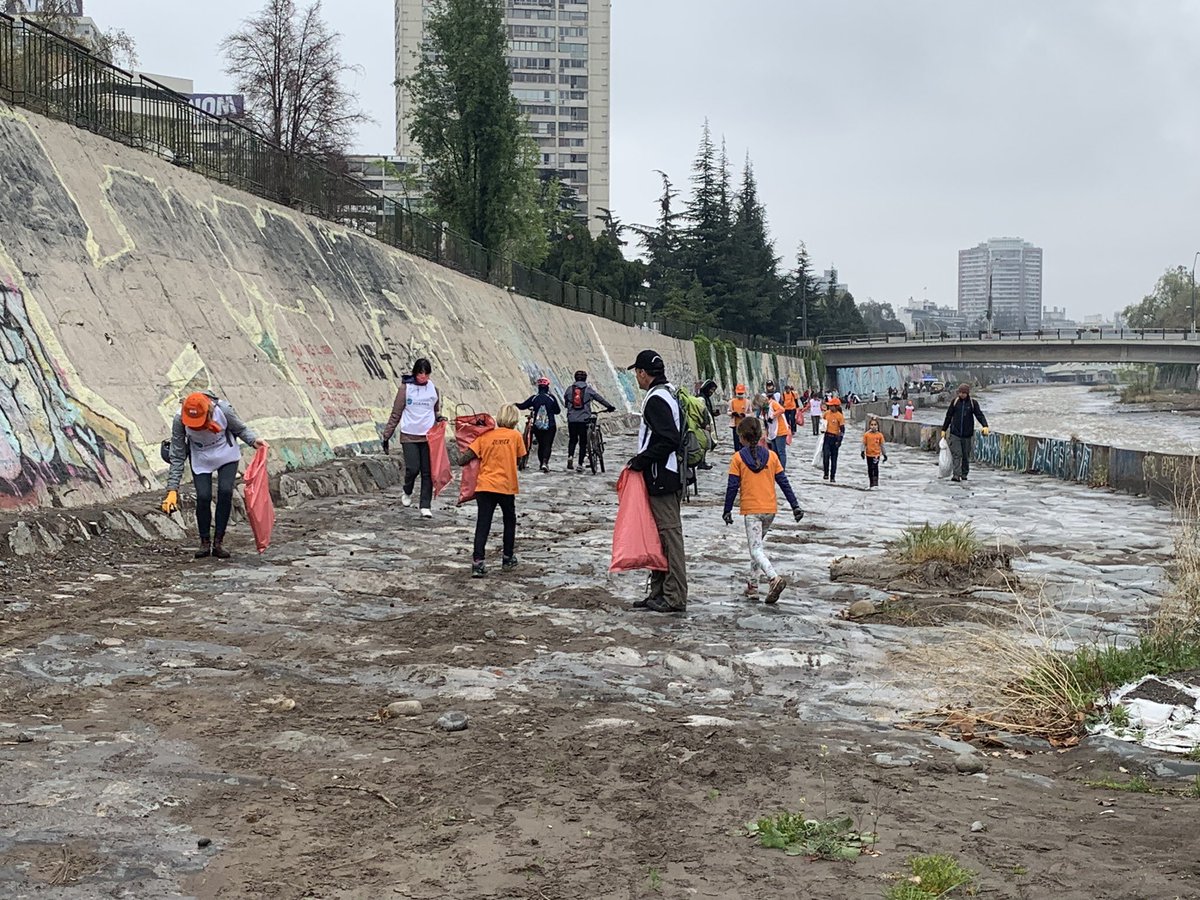 #ValueWater💧 Hoy con la embajadora <a href="/carmengonsalves/">Carmen Gonsalves</a> y los alumnos del colegio🇳🇱 “de Andes” participamos en la limpieza del Rio Mapoche y asistimos a una linda ceremonia Mapuche. 

🙏@PlasticOceansCL <a href="/TremendasCL/">TREMENDAS</a> <a href="/EmbCanChile/">Canadá en Chile</a> y demas limpiadores! 
Juntos cuidamos la planeta 🌎