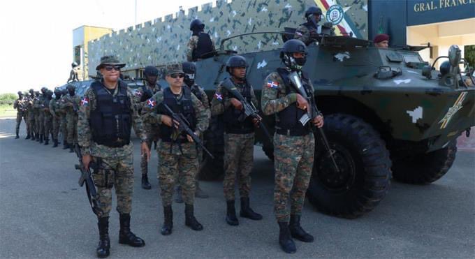 DuCourrier's tweet photo. L'armée #dominicaine déploie des chars et des équipements #militaires au niveau de la frontière entre #Haiti .  Il s'agit de mesures de préventions afin de répondre à toutes éventualités liées à la #crise haïtienne selon @ListinDiario https://t.co/93HvhNcTZe