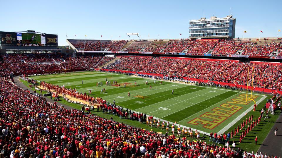 After a great game and a great conversation with @ISUMattCampbell <a href="/CoachRasheed/">Eli Rasheed</a> <a href="/Coach_Kratch/">Colby Kratch</a> <a href="/DerekHoodjer/">Derek Hoodjer</a> I’ve been blessed to receive my first division 1 offer from Iowa State University!