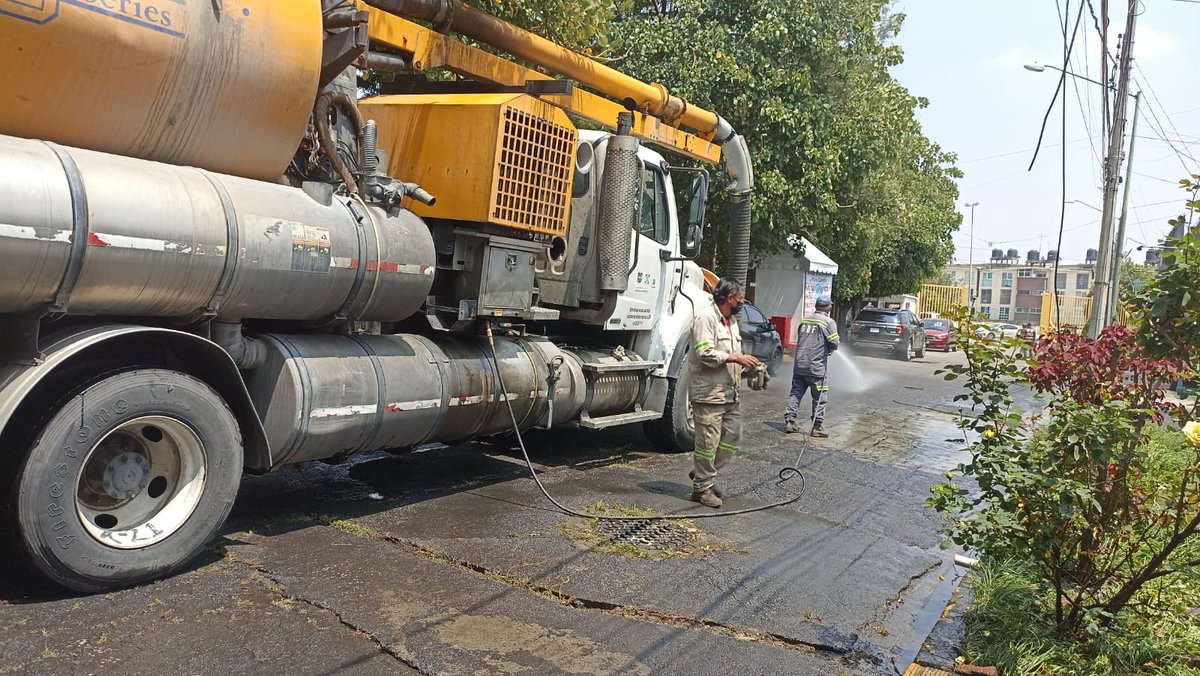 SEGIAGUA's tweet photo. Con corte a las 13:00h

El #SACMEX ha realizado el desazolve y desinfección en predios y  vialidades afectados por las lluvias Col. Magisterial #Talpan 

Desplegando: 
2 equipos de emergencia
7 camiones hidroneumáticos
2 brigadas de desinfección
2 pipas 
4 camionetas pickup https://t.co/SwxQD20qZZ