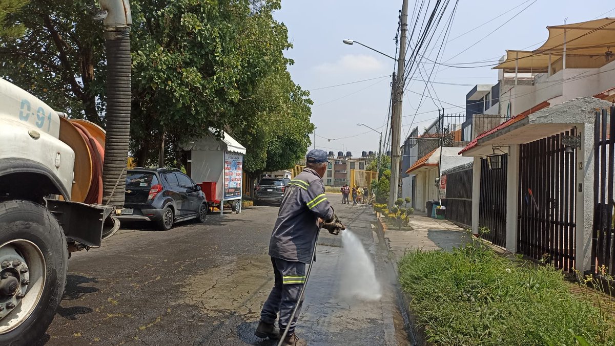 SEGIAGUA's tweet photo. Con corte a las 13:00h

El #SACMEX ha realizado el desazolve y desinfección en predios y  vialidades afectados por las lluvias Col. Magisterial #Talpan 

Desplegando: 
2 equipos de emergencia
7 camiones hidroneumáticos
2 brigadas de desinfección
2 pipas 
4 camionetas pickup https://t.co/SwxQD20qZZ