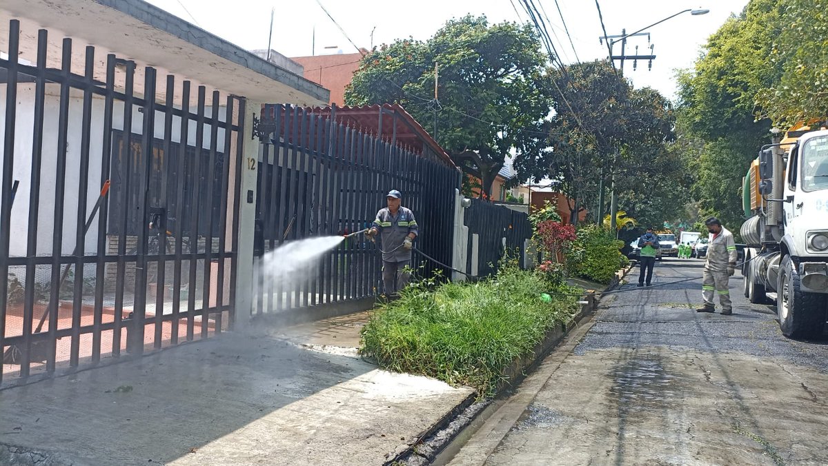SEGIAGUA's tweet photo. Con corte a las 13:00h

El #SACMEX ha realizado el desazolve y desinfección en predios y  vialidades afectados por las lluvias Col. Magisterial #Talpan 

Desplegando: 
2 equipos de emergencia
7 camiones hidroneumáticos
2 brigadas de desinfección
2 pipas 
4 camionetas pickup https://t.co/SwxQD20qZZ