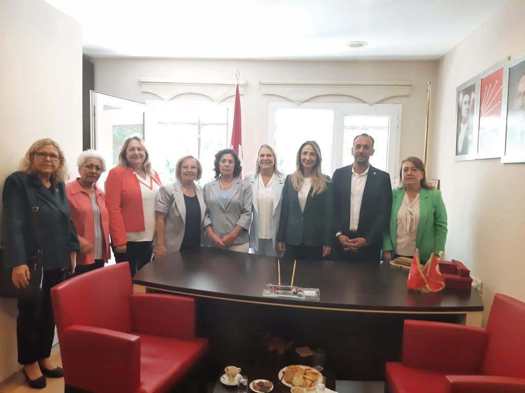 Kadın Kolları Genel Başkanımız.<a href="/AylinNazliaka/">Aylin Nazlıaka 🇹🇷</a>
Urla’da İçe Başkanlığımızı ziyaret ederek İlçe Başkanımız Hakan Özbadur, İlçe Kadın Kolu Başkanımız  Deniz Ulçay ve ilçe örgütümüzle buluştu.