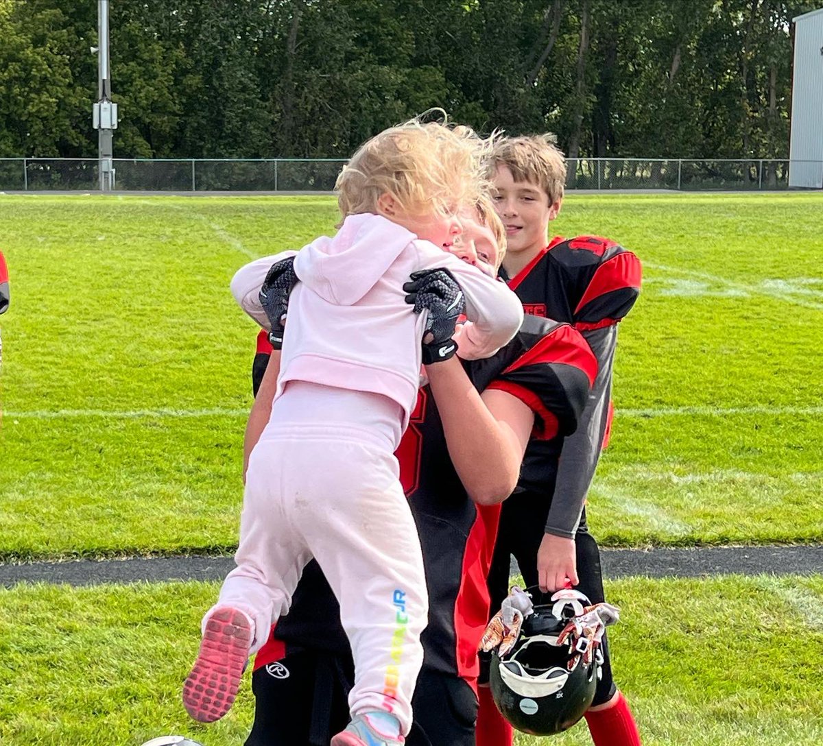 BeautyBabesBall's tweet photo. Another W for the 6th grade Brookings Black Bobcat team!🥰👦🏼🖤🏈❤️🐾

#footballseason #gameday #gobobcats #momlife #footballmom #boymom  #footballfamily #weekendsareforfootball https://t.co/aHr7yGsT4O