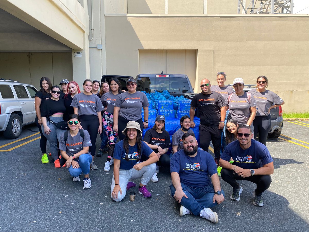 PRCambia's tweet photo. ¡TODO #PorLosNuestros !💪🏼 Aquí el grupo de voluntarios que son nuestros AGENTES DE CAMBIO 🇵🇷 que van camino a Maunabo para entregar ayuda humanitaria como agua, comida calientes, compras, realizar trabajo de liempieza y más. 

#PRCambia #Fiona https://t.co/goUnEA3cJn