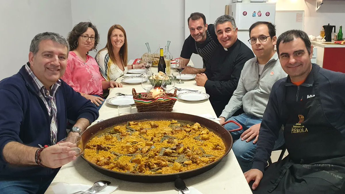 Eduard_Lpz's tweet photo. Aunque ayer se quemó la cuba, hoy broche final de los "sanmateos" con "los de la paella". Una rica paella hecha por nuestro valenciano particular y en muy buena compañía.
#sanmateo #brochefinal #losdelapaella #ricaricayconfundamento #paella #paellavalenciana 🥘😋🍷🍇 https://t.co/faiPyJjlSK