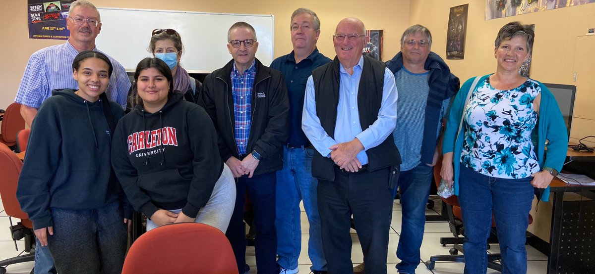 This weekend, we welcomed a few computer science students from the 80s. Today they had a campus tour and met with current computer science students. #CarletonComputerScience #CarletonAlumni @CarletonAlumni