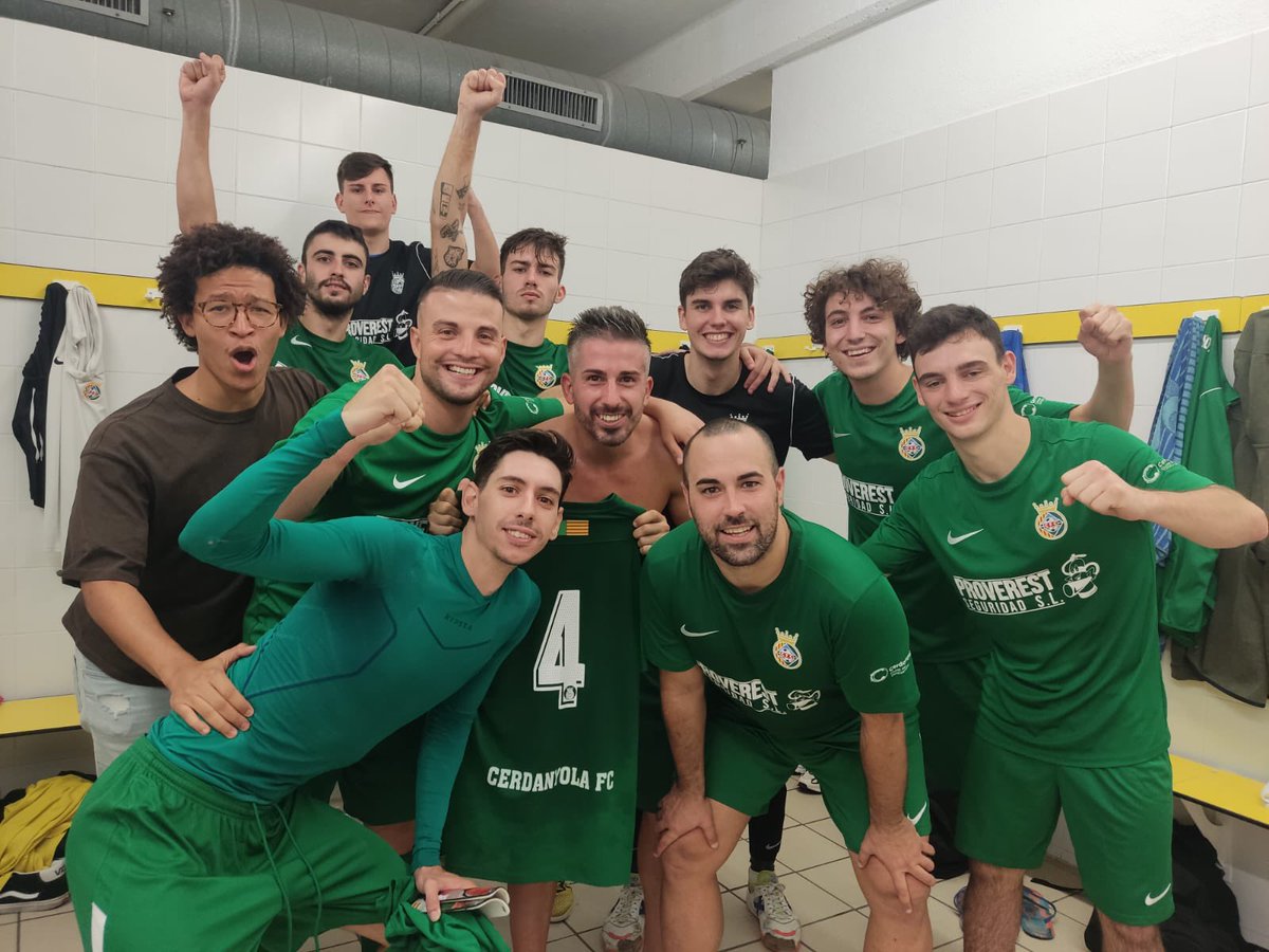 CERDANYOLAFC's tweet photo. Ooooouh YEEEEEEEES!
Victòria per 7-2 en el nostre primer partit de lliga a #Guiera. Segona jornada consecutiva sumant +3 PUNTASSOS! I entrega del trofeu al pichichi de la temporada passada, el nostre Albadalejo!
I com sempre GRÀCIES afició💚 #somhiverds https://t.co/I7O3pRIYDD