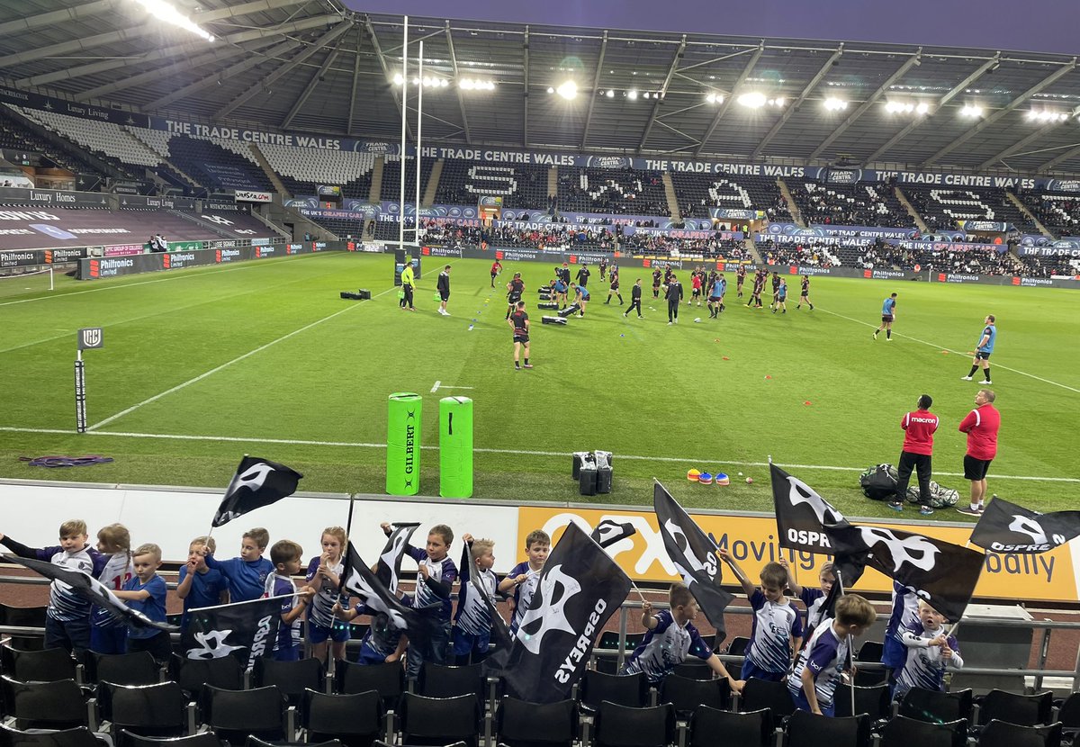 HYC_MJ's tweet photo. Nice to see the Cyw M&amp;Js at the ospreys guard of honour.  #upacyw https://t.co/N5XP15Srfy