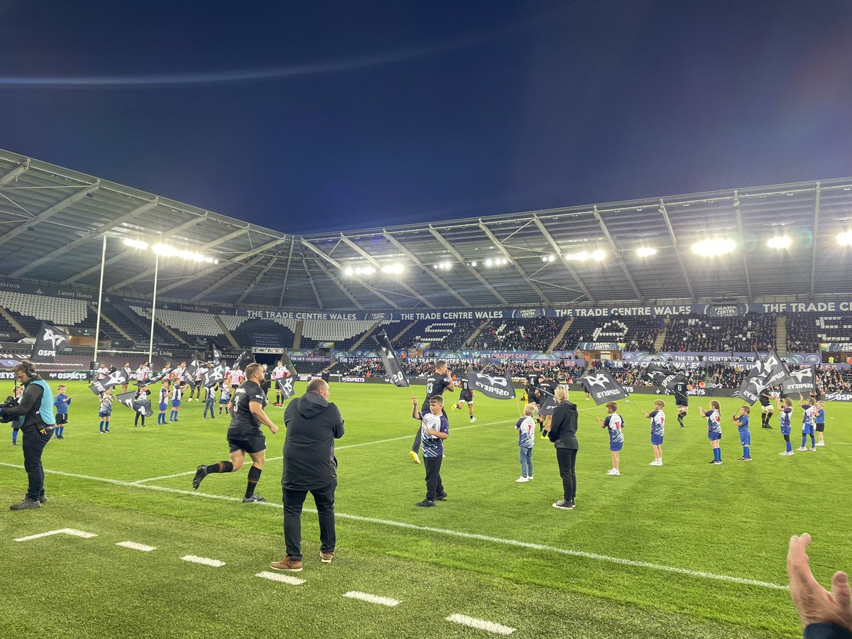 HYC_MJ's tweet photo. Nice to see the Cyw M&amp;Js at the ospreys guard of honour.  #upacyw https://t.co/N5XP15Srfy