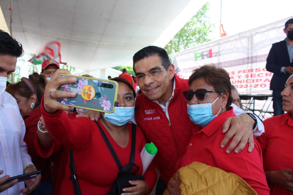 EnriqueJacobR's tweet photo. Hoy rindió protesta la nueva dirigencia encabezada por Carlos Corona y Marisol Sanchez.Los felicito por su nueva encomienda al frente de la Presidencia y Secretaria General de este #ComiteMunicipal, estoy convencido de que trabajarán en unidad y con convicción
#UnMejorNaucalpan https://t.co/4kIpmuulsq