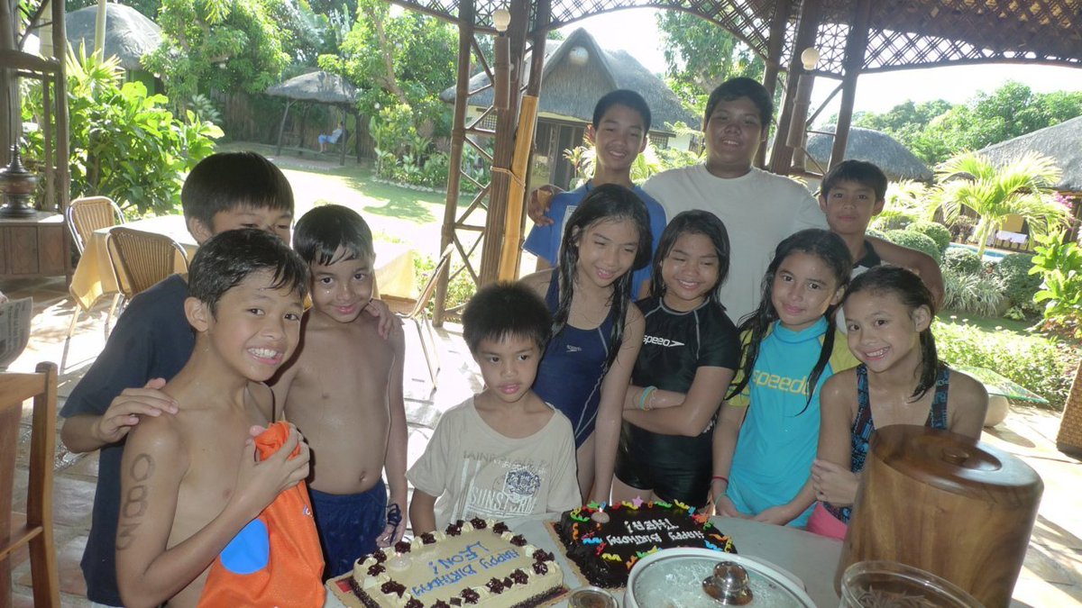 barrettrojulia's tweet photo. pangilinans with the barrettos. childhood friends check!
@donnypangilinan https://t.co/XJ4mLHR88C