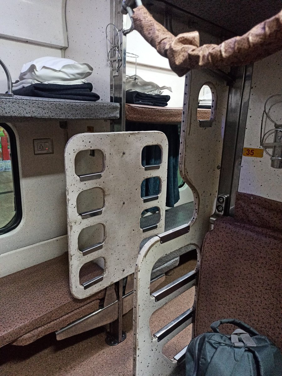 ananddeepsingh1's tweet image. Very bad experience duranto 12213 , very bad no cleanliness, many cockroach