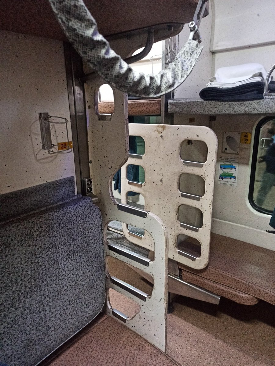 ananddeepsingh1's tweet image. Very bad experience duranto 12213 , very bad no cleanliness, many cockroach