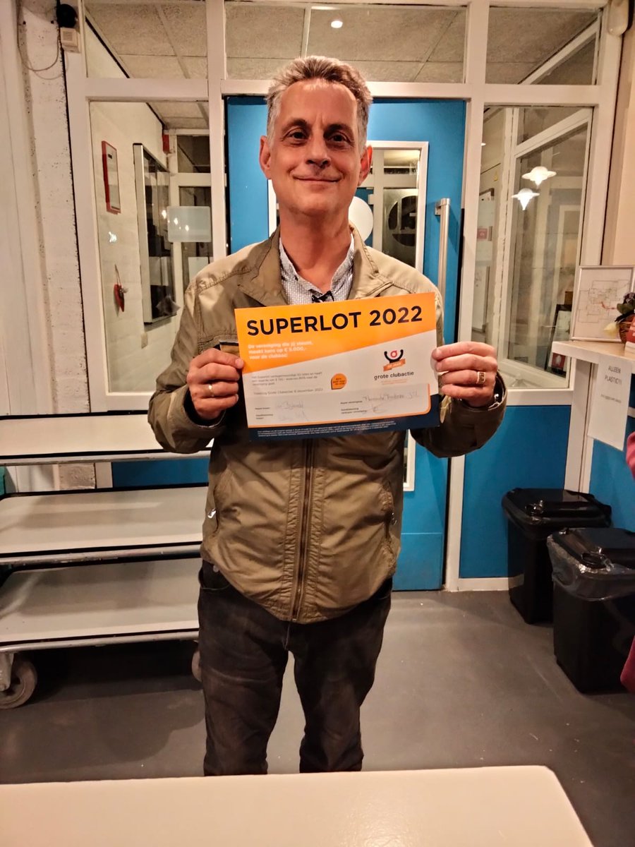 regizeur's tweet image. Hoera, ons eerste superlot verkocht voor de Grote Clubactie aan AKB-administratie, Dhr.Bijleveld, reuze bedankt! # Grote Club Actie