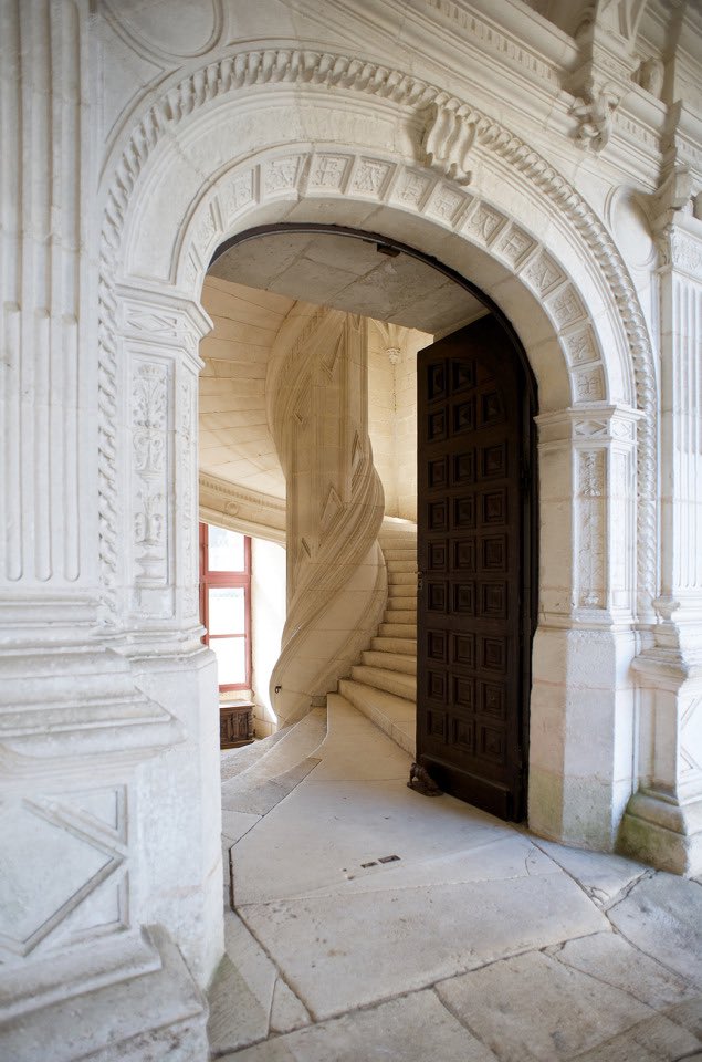 AliciaMimundo's tweet photo. La escalera en espiral diseñada por Leonardo da Vinci en 1516 del Castillo de La Rochefoucauld, #Francia https://t.co/wrdkNlbxLO