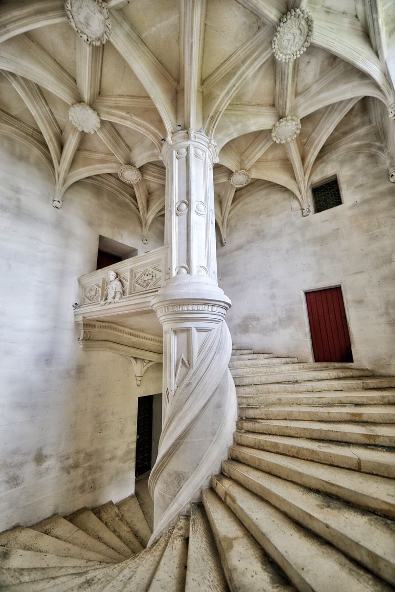 AliciaMimundo's tweet photo. La escalera en espiral diseñada por Leonardo da Vinci en 1516 del Castillo de La Rochefoucauld, #Francia https://t.co/wrdkNlbxLO
