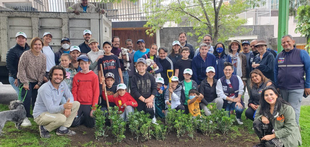 aolavarrieta's tweet photo. Gracias @AlcaldiaMHmx @saburtomh @MartinOlavarri8 @PaulinaBueno1 @mauriciotabe por hacer posible ésta actividad de reverdecer nuestra colonia, en beneficio de todos sus habitantes y del planeta.#reverdece #reverdecemh 🌳🌿🌎 https://t.co/ClAtTCwhCo
